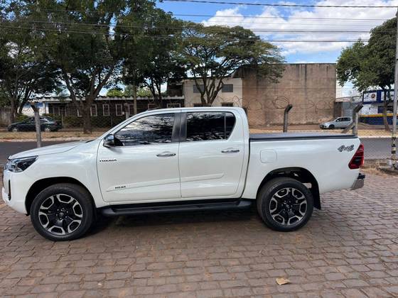 TOYOTA HILUX 2.8 D-4D TURBO DIESEL CD SRX 4X4 AUTOMÁTICO TOYOTA HILUX 2.8 D-4D TURBO DIESEL CD SRX 4X4 AUTOMÁTICO